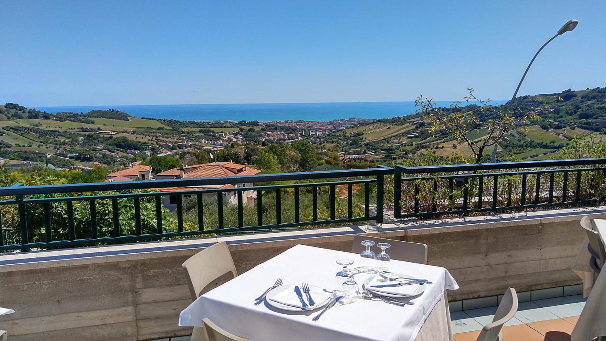 אקווביבה פיצ'נה Hotel Ristorante Il Grillo מראה חיצוני תמונה