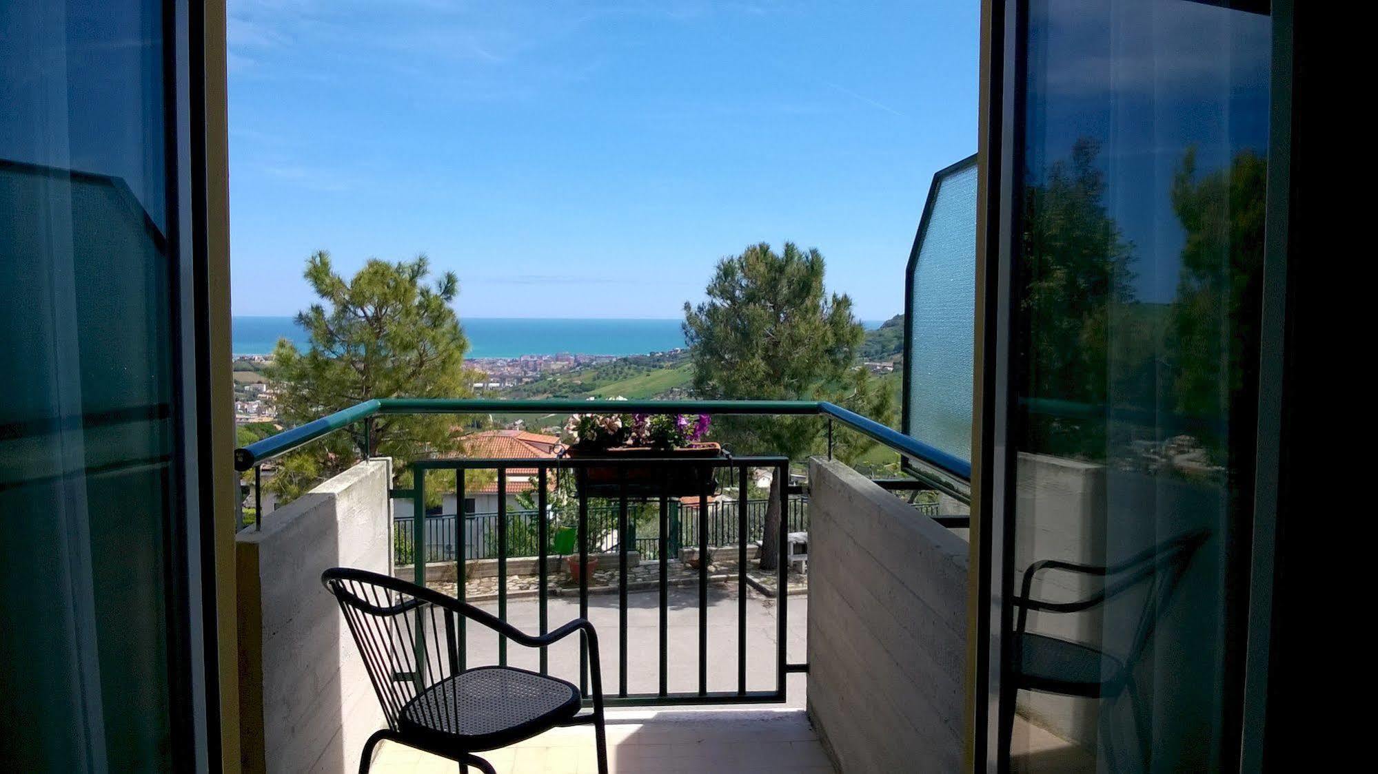 אקווביבה פיצ'נה Hotel Ristorante Il Grillo מראה חיצוני תמונה